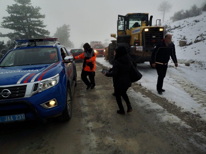 Kayak merkezinden dönerken yolda kalanları ekipler kurtardı