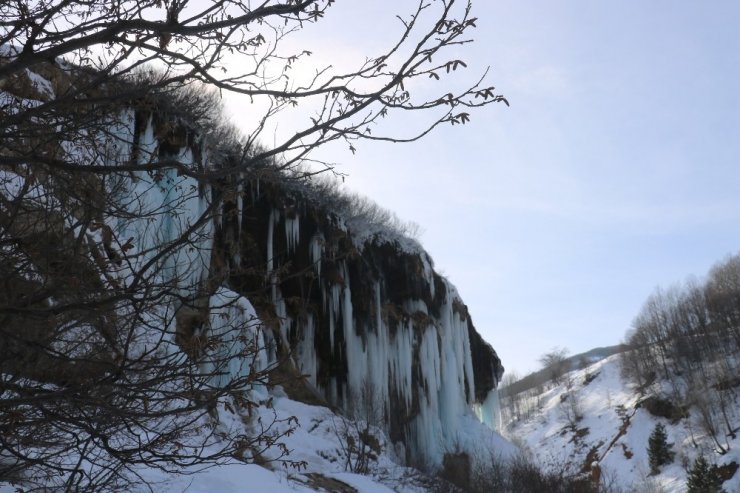 Dipsiz Göl Şelalesi buz tuttu, ortaya kartpostallık görüntüler çıktı