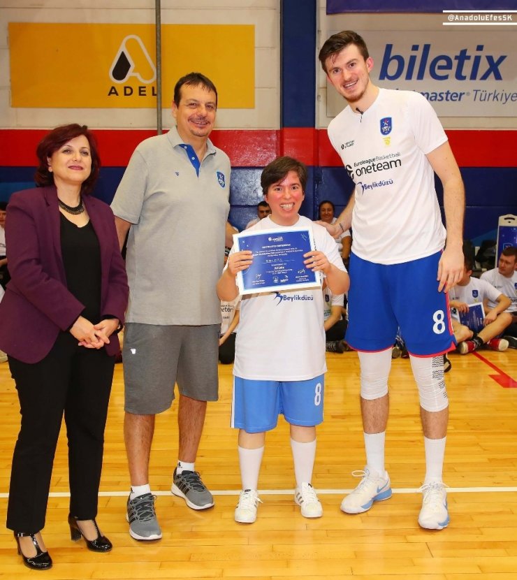 Ergin Ataman, özel sporculara One Team sertifikalarını verdi