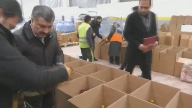Bakan Soylu ve Koca, depremzedelere dağıtılacak gıdaların paketlenmesine yardım etti