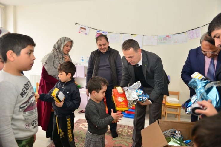 Amasya’dan Elazığlı depremzede çocuklara yüzlerce oyuncak ve mektup