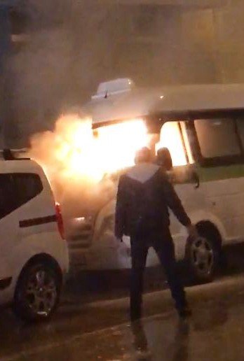 Tekirdağ’da yolcu minibüsü alev alev yandı