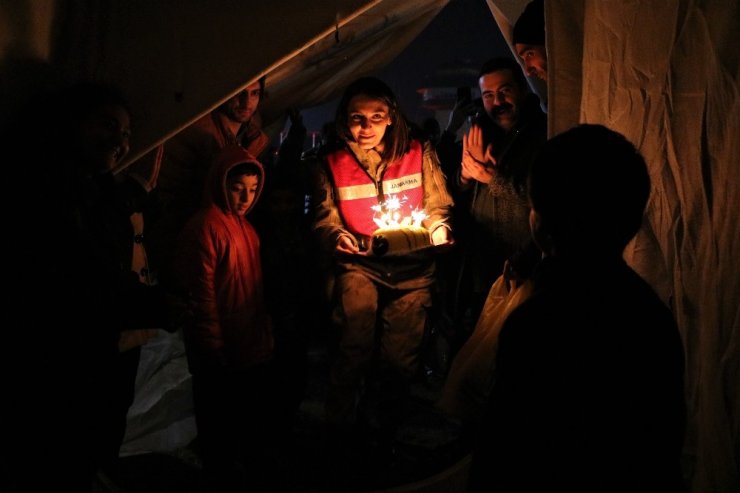 Depremzede çocuğa çadırda doğum günü