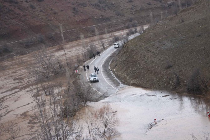 Mahalle yolunu su kapladı