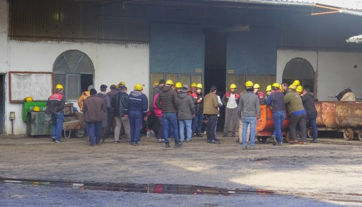 Kömür ocağında çalışan işçiler maaşlarını zamanında alamadıkları için iş bıraktı