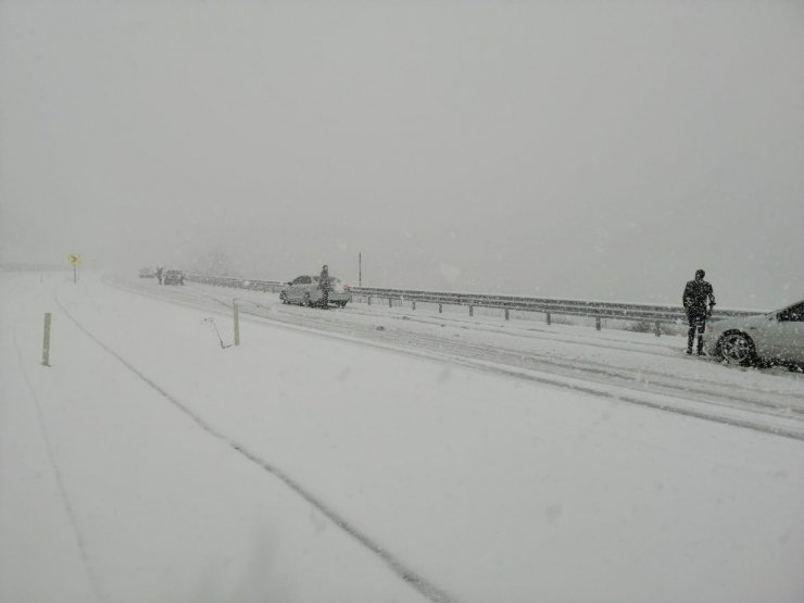 Konya-Antalya kara yolunda yoğun kar yağışı