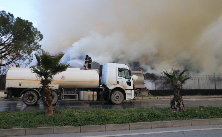 Adana’da fabrika yangını 15 saattir söndürülemedi