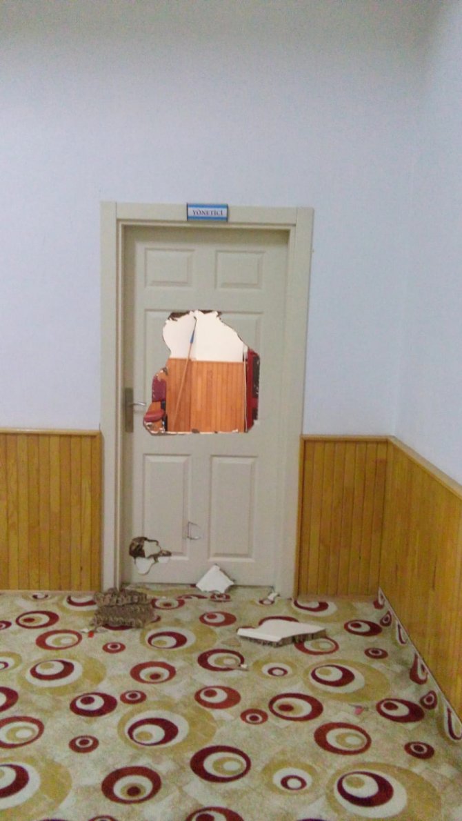 Konya'da 3 çocuk, kapıyı tekmeyle kırıp, kumbaraları çaldı