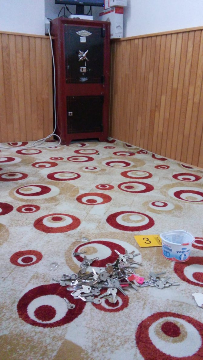 Konya'da 3 çocuk, kapıyı tekmeyle kırıp, kumbaraları çaldı