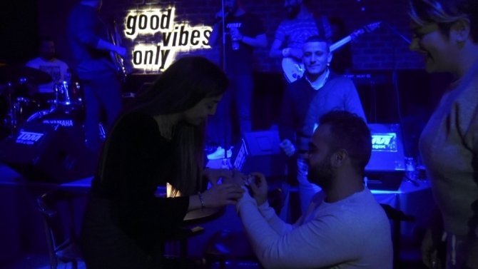 Eğlence mekanında sahneye çıkan İranlı genç sevgilisine evlenme teklif etti