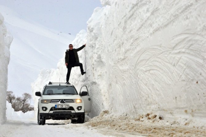 Yüksekova’da kar kalınlığı 6 metreyi geçti