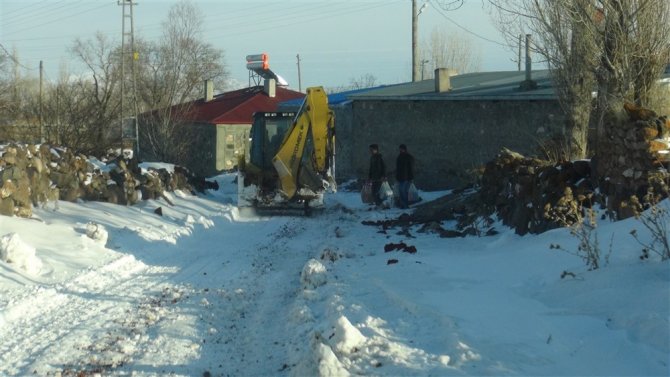 Kars'ta kardan kapanan 225 köy yolu, ulaşıma açıldı