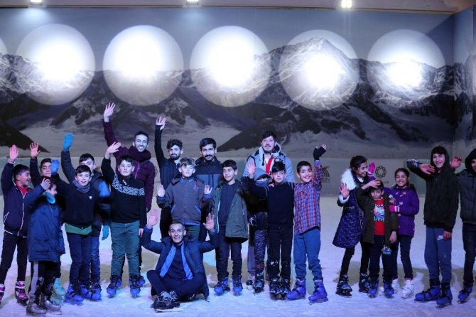 Mardin’de kurulan buz pisti bir ayda 22 bin çocuğu ağırladı