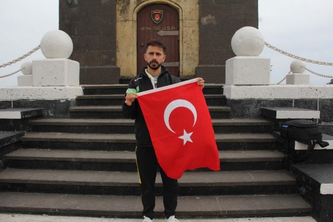 Türk bayrağını yırtan Yunan milletvekiline tepki için Mersin’den Ankara’ya koşacak