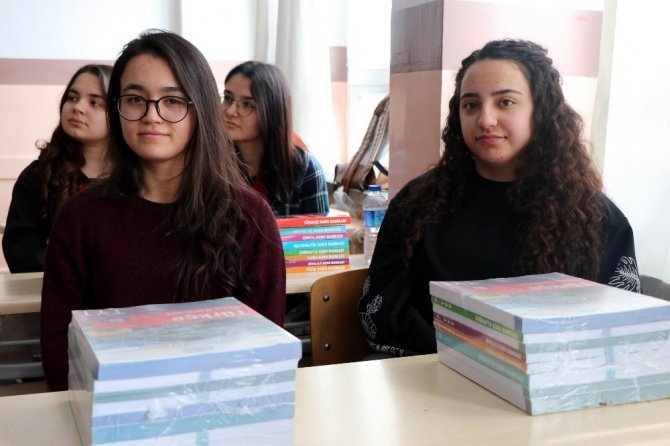 Nevşehir Belediyesi tarafından üniversiteye hazırlanan öğrencilere kitap seti dağıtıldı