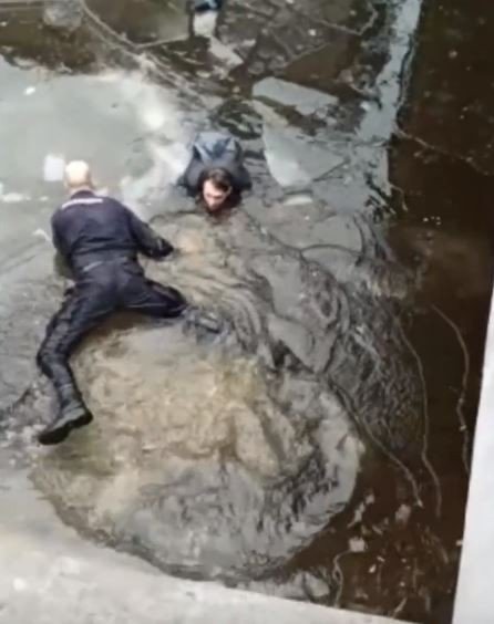 Rusya’da nehre düşen genci polis kurtardı
