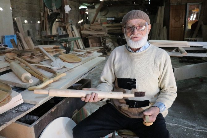 40 yıllık mesleğinde 3 parmağını kaybetse de marangozluktan vazgeçmedi