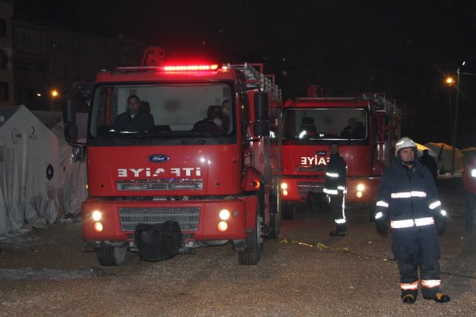 Çadır kentte yangın çıktı, 8 kişi dumandan etkilendi