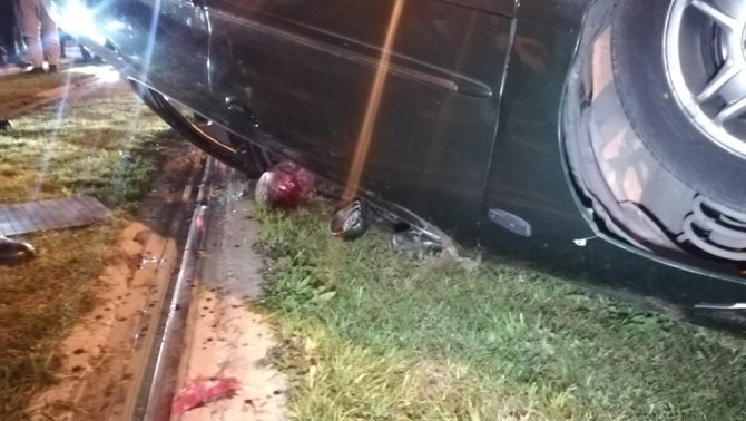 Takla atan otomobil tramvay yoluna devrildi: 2 yaralı
