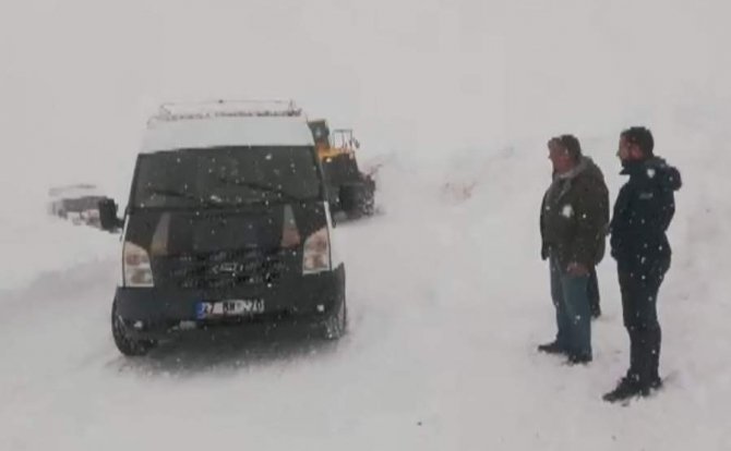 Kar ve tipide mahsur kalan 20 minibüs kurtarıldı