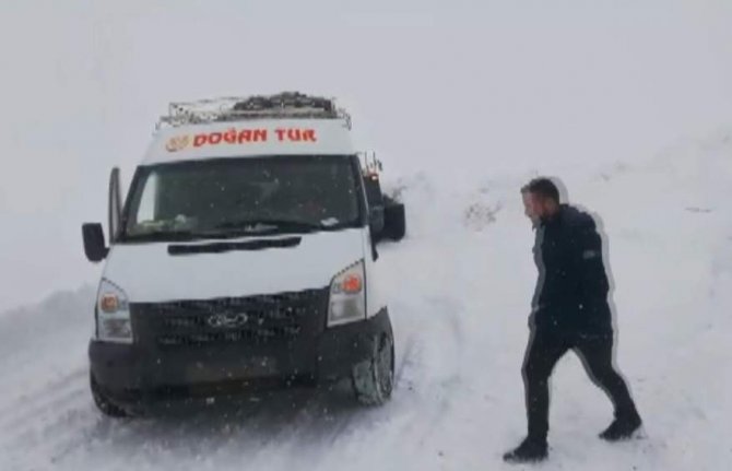 Kar ve tipide mahsur kalan 20 minibüs kurtarıldı