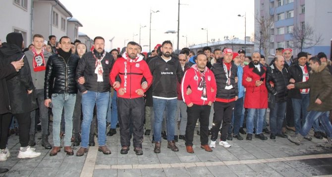 Sivassporlu taraftarlardan hakemlere yürüyüşlü tepki