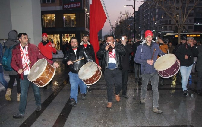 Sivassporlu taraftarlardan hakemlere yürüyüşlü tepki