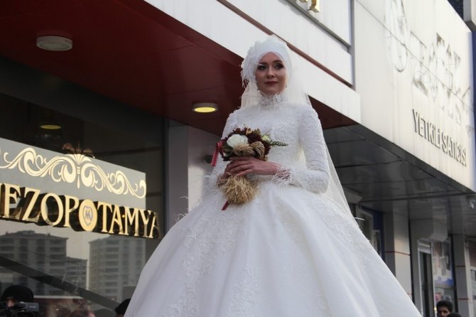 Diyarbakır’da sokak defilesi, 40 kilogramlık gelinlik ilgi odağı oldu