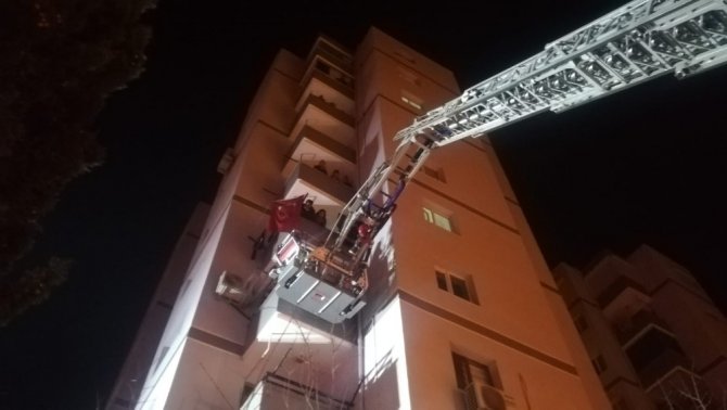 İzmir’de 11 katlı binada korkutan yangın: 10 kişi dumandan etkilendi