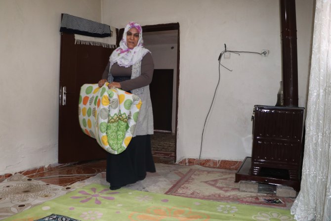 PKK'dan kaçan kızı Pelda için sobanın yanında yer yatağı hazırladı