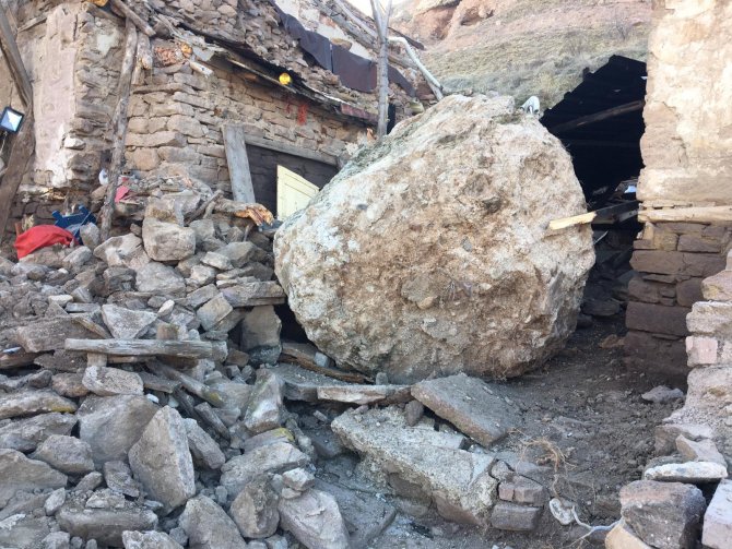 Müştemilata 10 tonluk kaya düştü; anne ve 2 çocuğu son anda kurtuldu