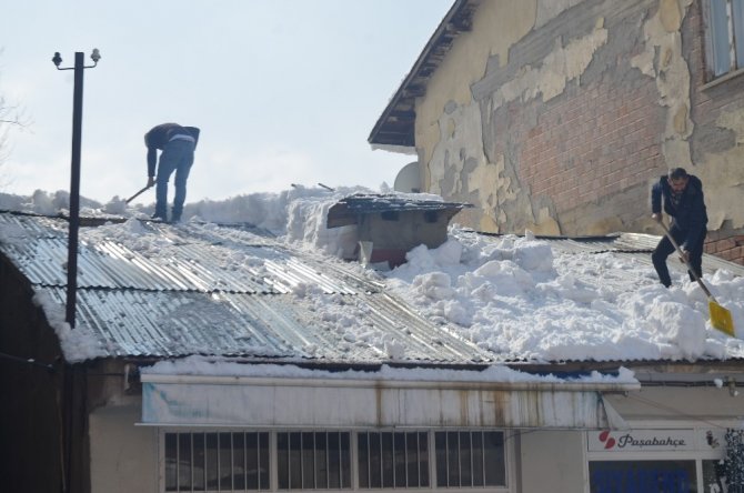 Belediyeden vatandaşlara ’çatıdaki kar birikintilerini temizleyin’ anonsu