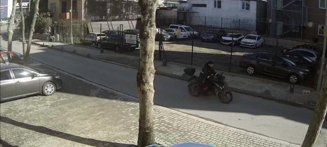Ümraniye’de motosiklet hırsızlığı kamerada