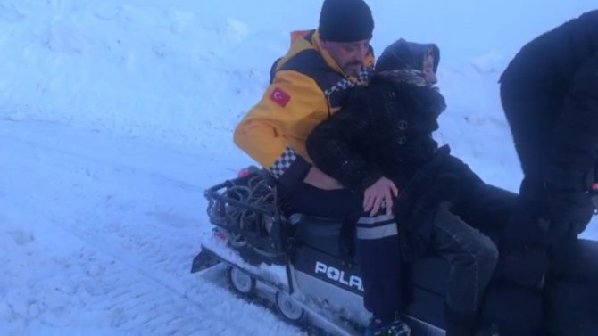 Yaşlı kadın, kar motoru ile ambulansa ulaştırıldı