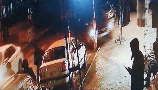 Esenyurt'ta otomobilin iki kadına çarpma anı güvenlik kamerasında