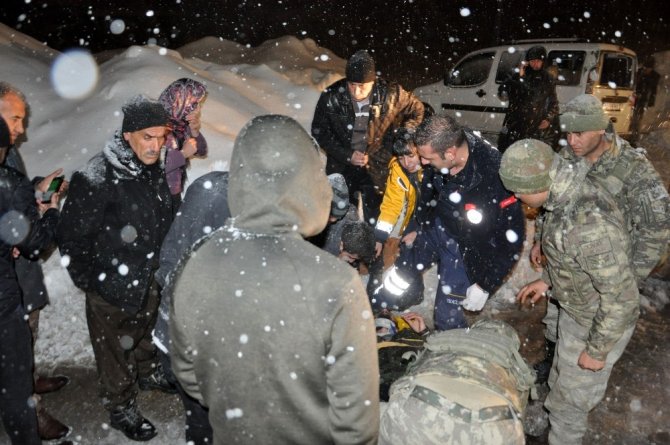 Mehmetçik, yaralanan vatandaşı ambulansa yetiştirmek için metrelerce sedyede taşıdı
