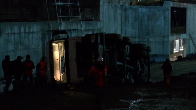 Sarıyer'de beton mikseri yan yattı; sıkışan sürücü yaralandı
