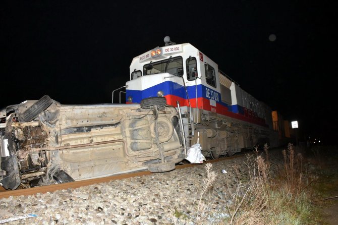 Takla atıp, raylara düşen otomobile tren çarptı; sürücü öldü