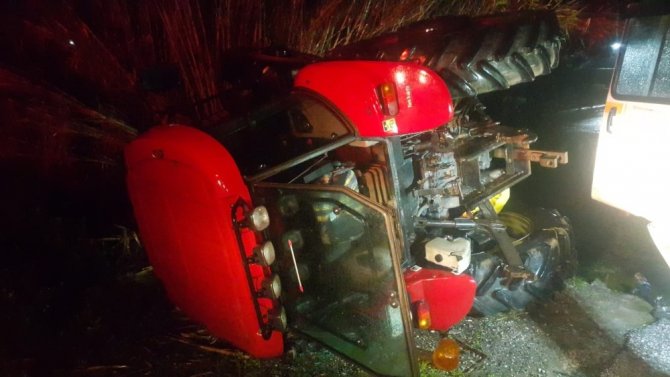 Söke’de minibüs ve traktör çarpıştı: 2 yaralı