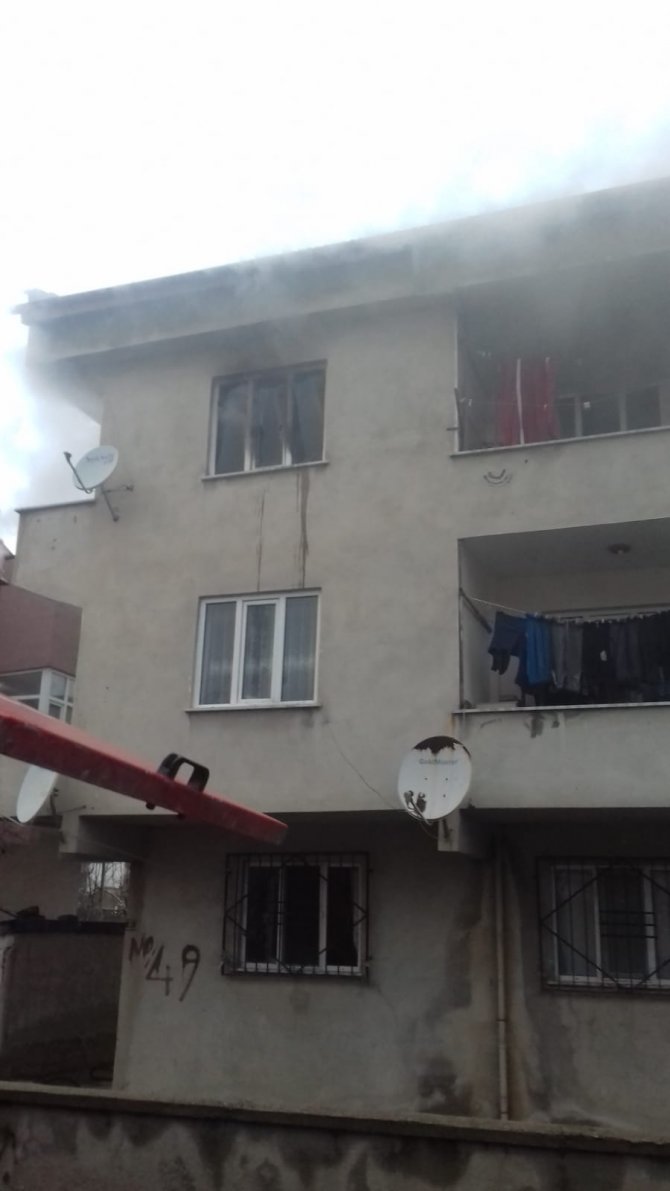 3 katlı apartmanda çıkan yangında 2'si çocuk 4 kişi dumandan etkilendi