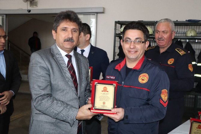 Elazığ depreminde görev alan itfaiyeciler ödüllendirildi