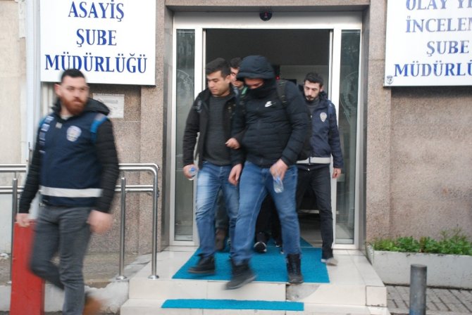 İzmir merkezli FETÖ operasyonunda 60 şüpheli adliyeye sevk edildi