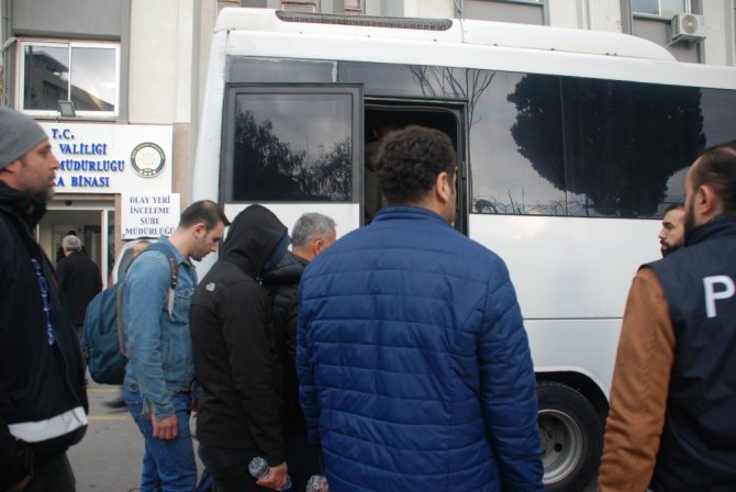 İzmir merkezli FETÖ operasyonunda 60 şüpheli adliyeye sevk edildi