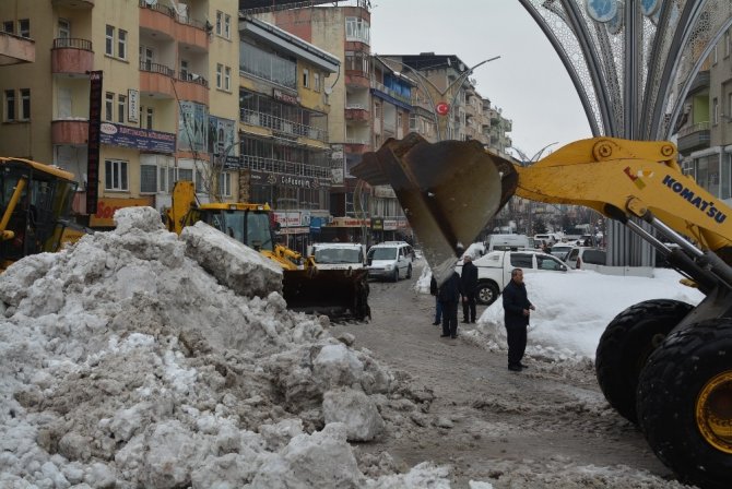 Hakkari’deki kar yığınları kent dışına çıkartılıyor