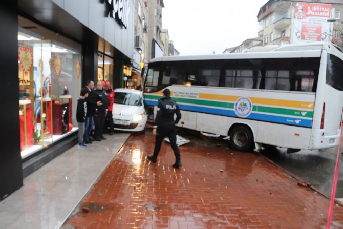 Halk otobüsü otomobili iş yerinin vitrinine sıkıştırdı: 1 yaralı