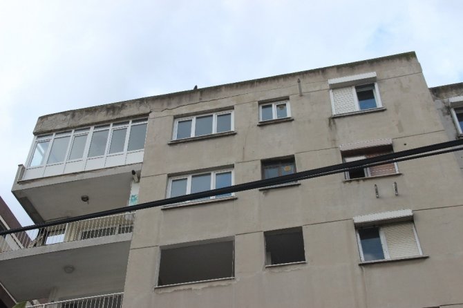 İzmir’de yan yatan bina tahliye ediliyor
