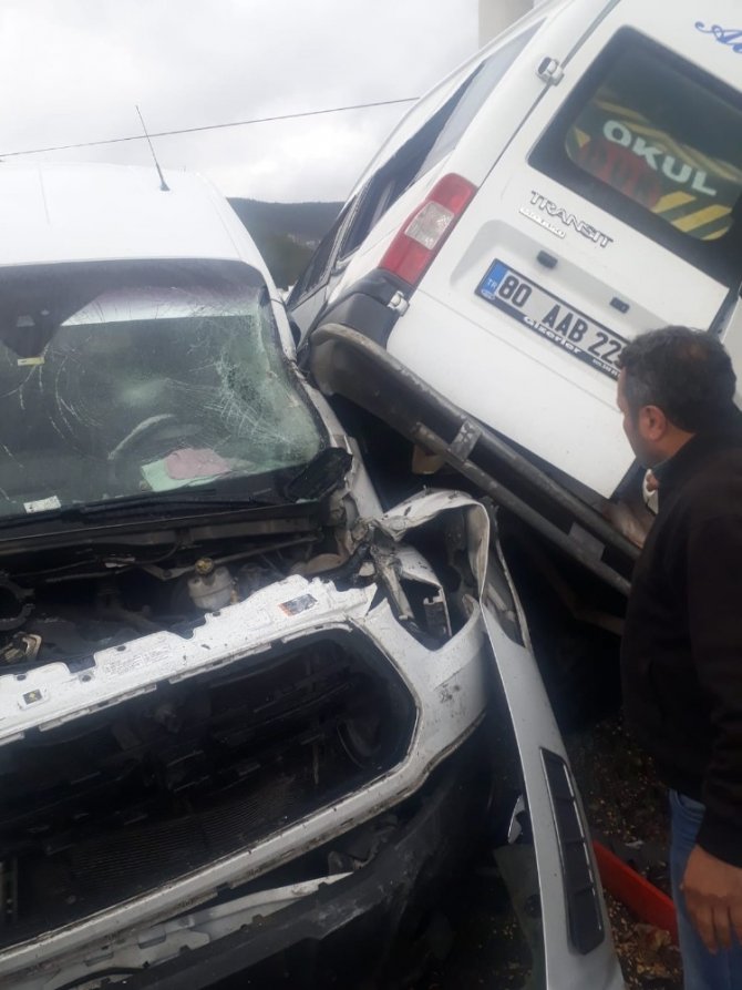 Osmaniye’de öğrenci taşıyan iki minibüs kaza yaptı: 20 yaralı