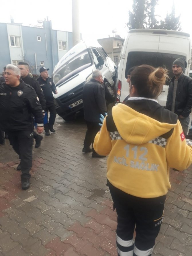 Osmaniye’de öğrenci taşıyan iki minibüs kaza yaptı: 20 yaralı