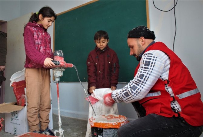 Deprem bölgesinde okullar eğitime hazırlanıyor
