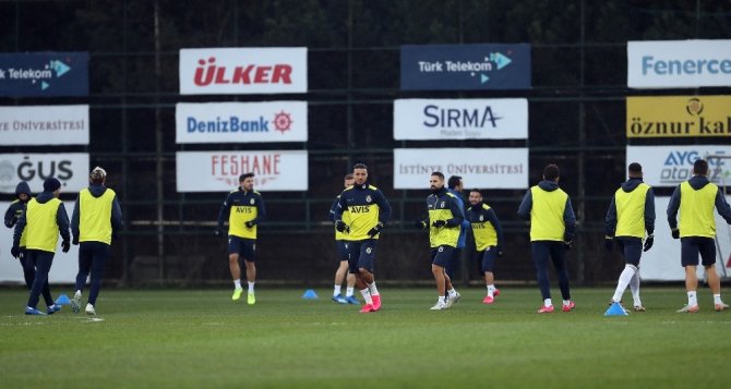 Fenerbahçe derbi için kampa girdi